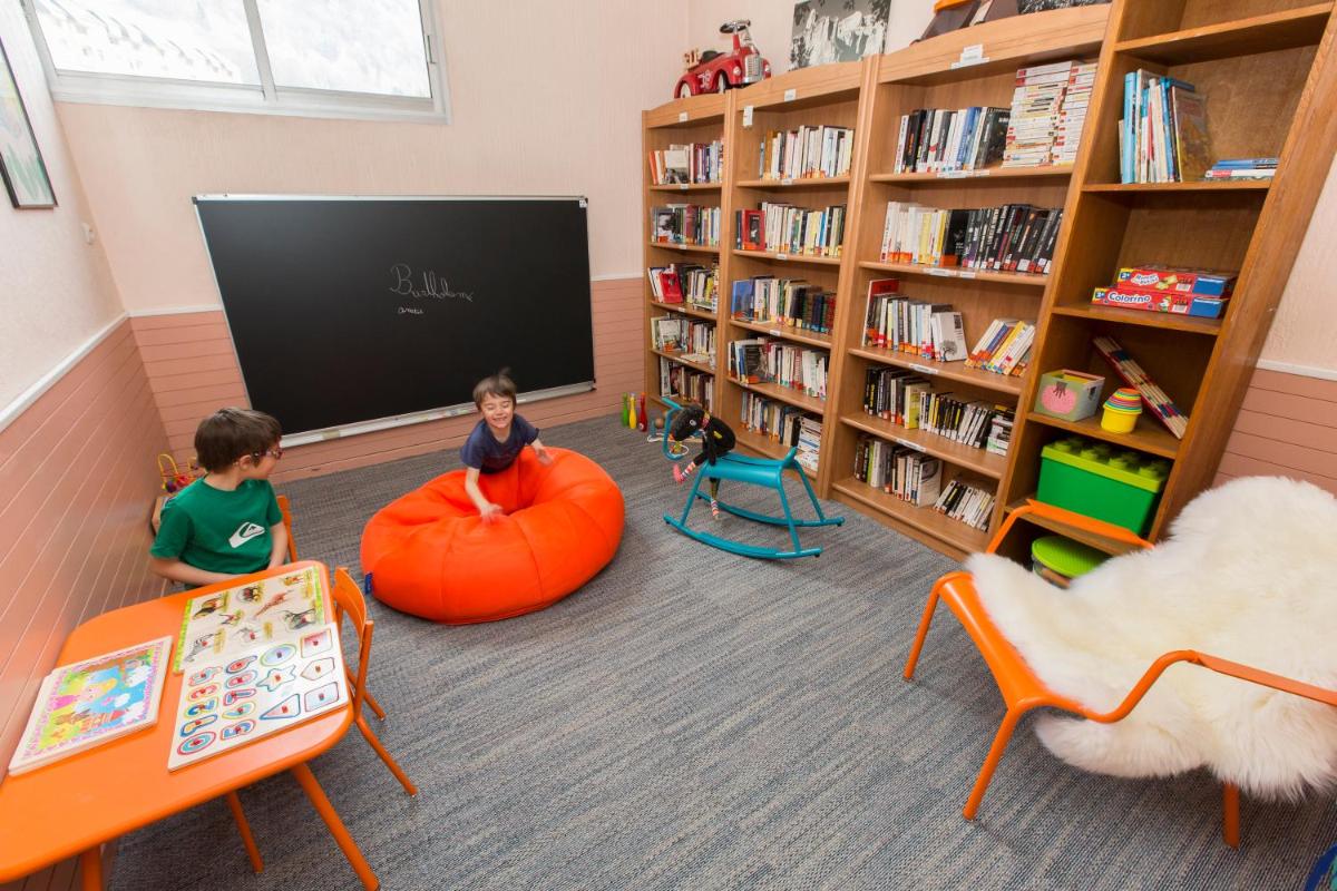 Bibliothèque dans l'hôtel