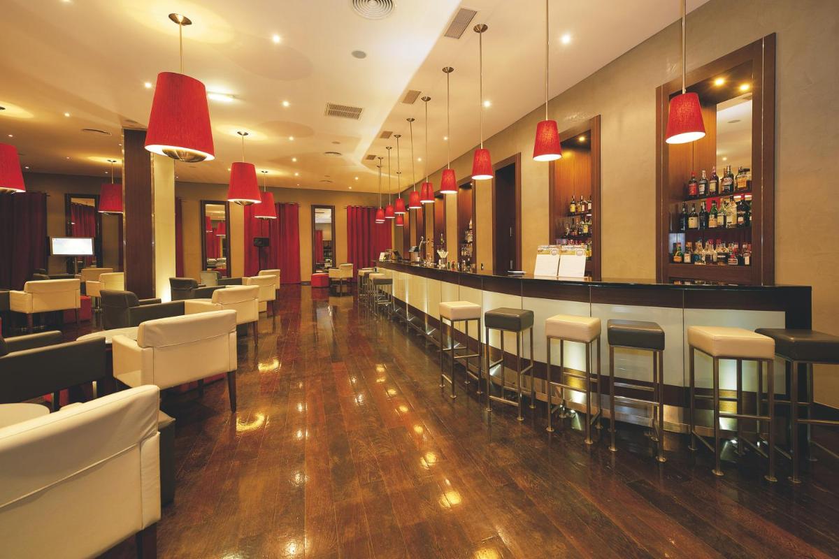 A área de bar ou lounge em Vila Gale Santa Cruz