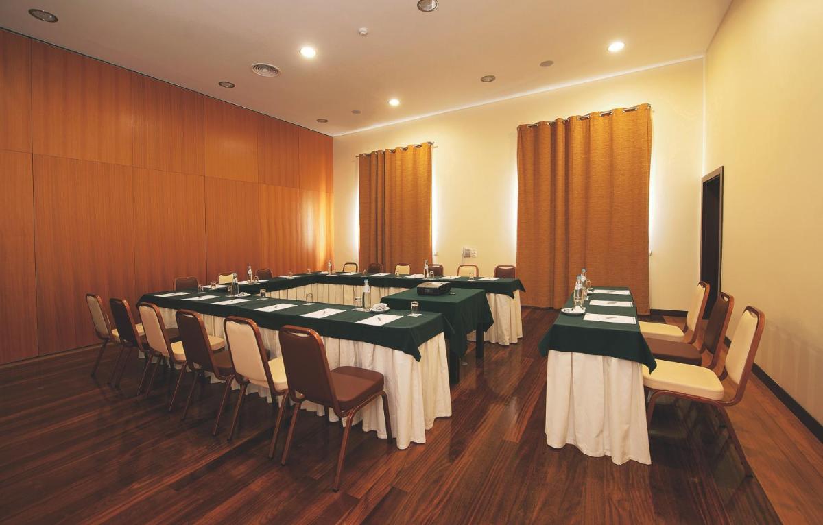 A área empresarial e/ ou a sala de conferências de Vila Gale Santa Cruz
