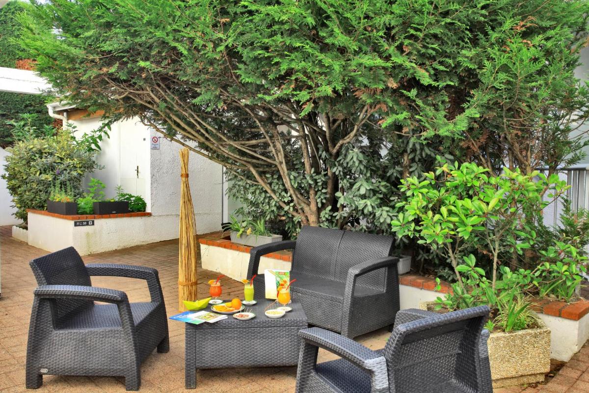 Coin salon dans l'établissement Hotel Les Dunes