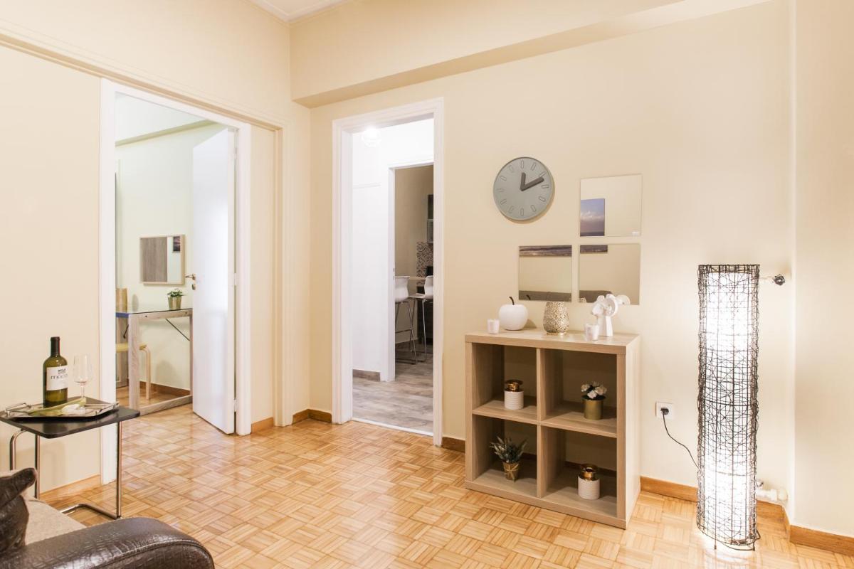 Suitetrails - Museum of Modern Art Rooms in apartment, next to metro Suggrou Fix, walk to Acropolis