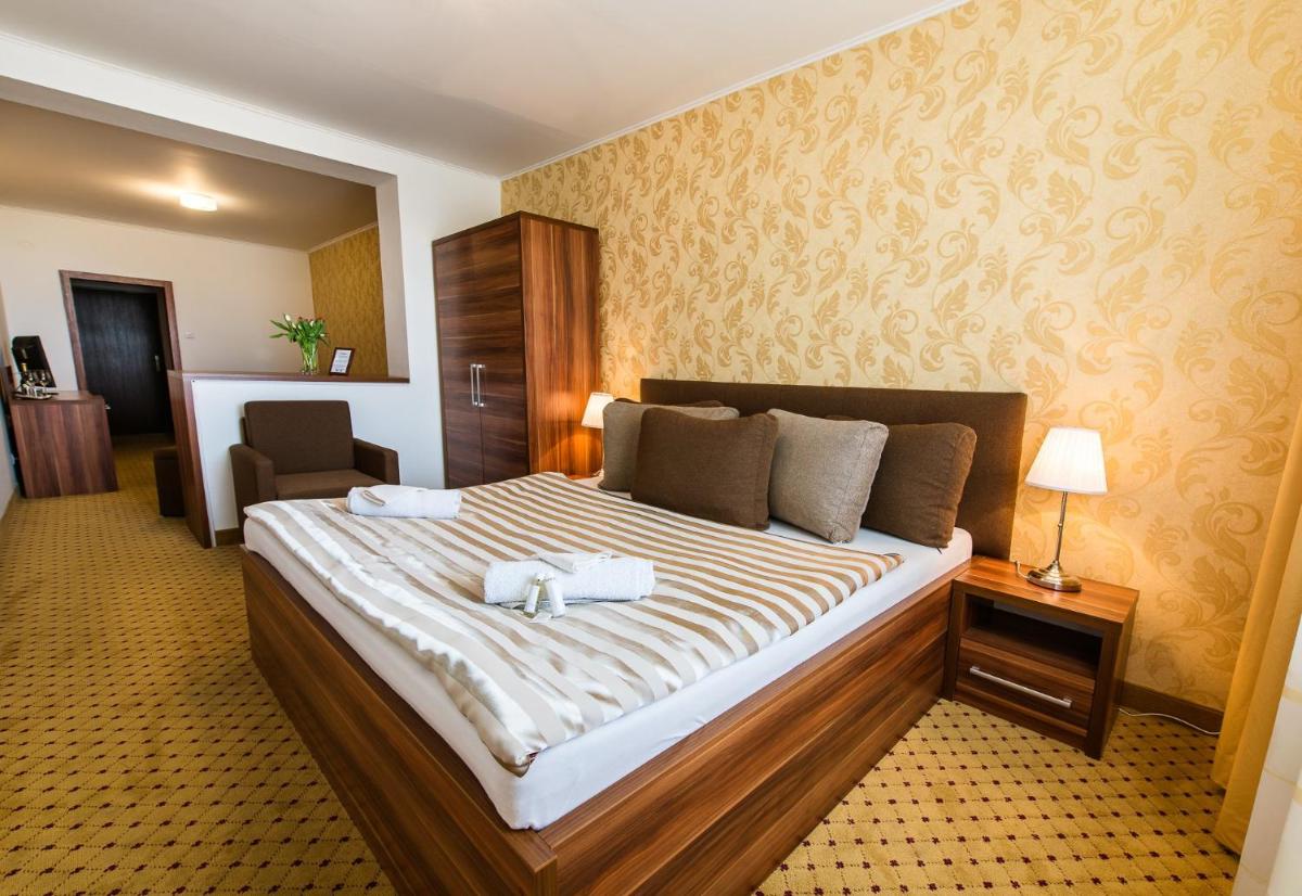 Hotel Merkur - Housity