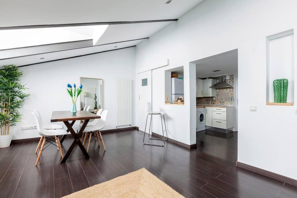 Modern top floor loft at Malasaña's heart - Housity