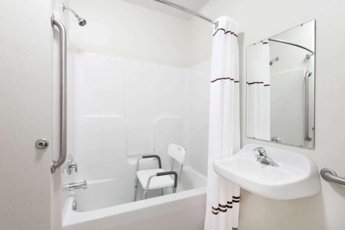 Hawthorn Extended Stay by Wyndham Seville - Housity