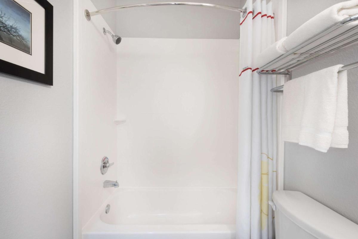 Hawthorn Extended Stay by Wyndham Midland - Housity
