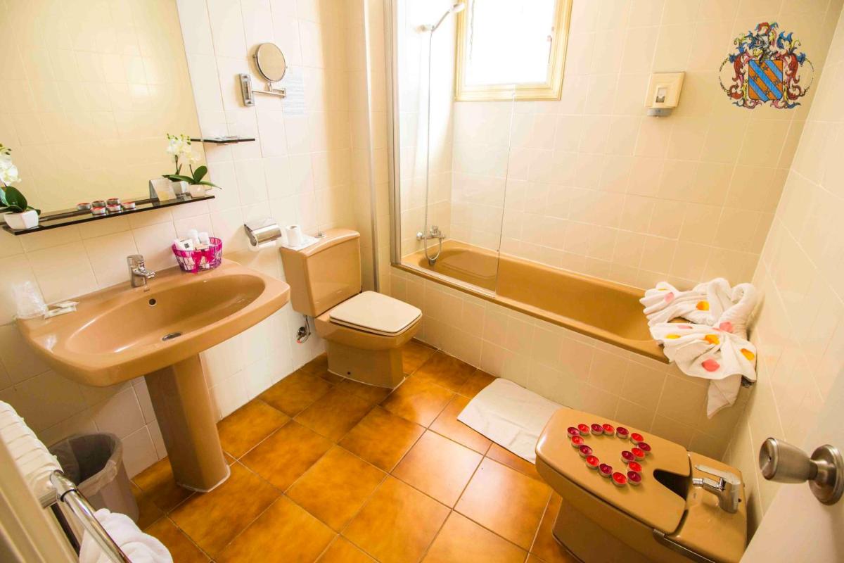 Un baño de Hotel Victoria Spa & Splay Center