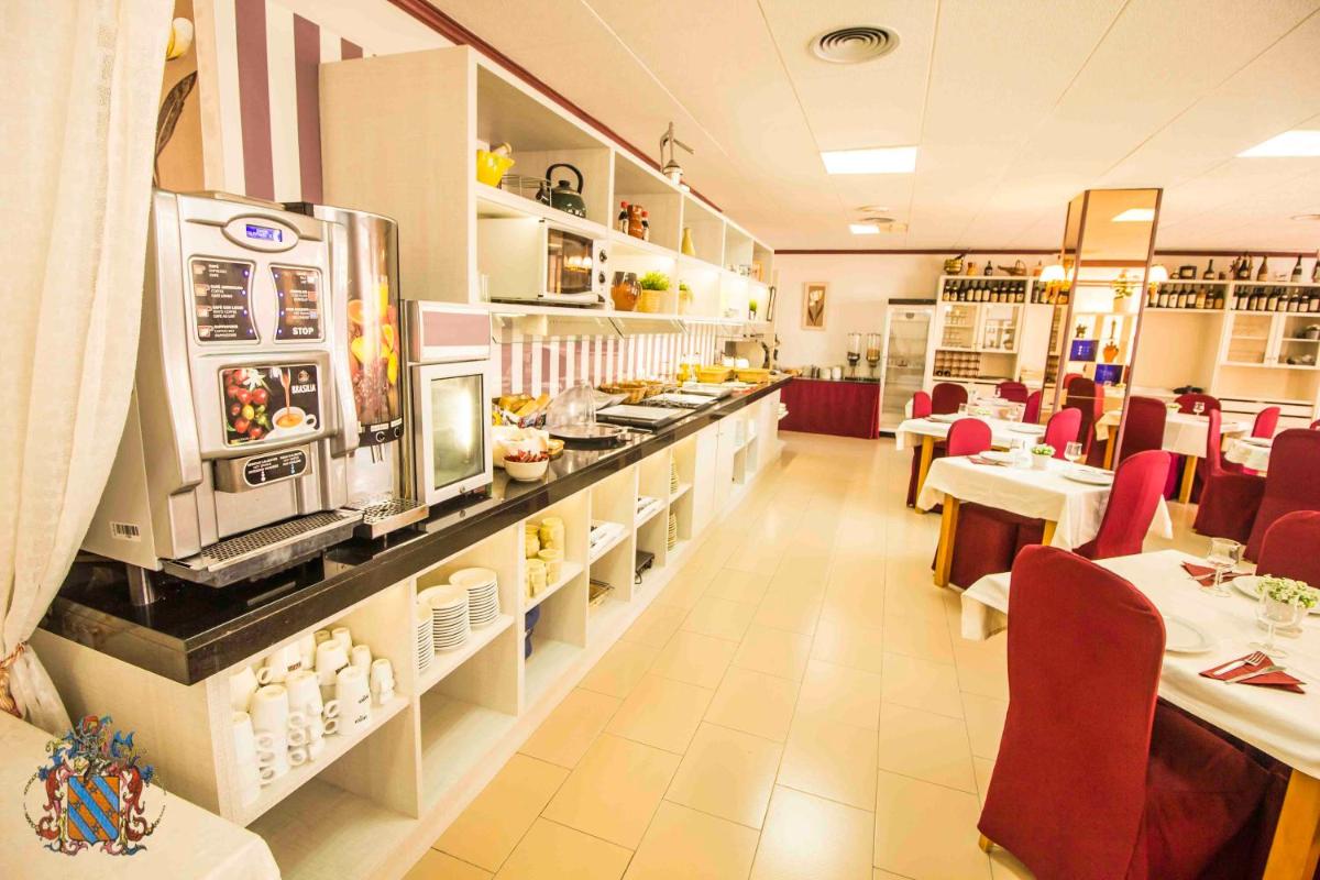 Un restaurante o sitio para comer en Hotel Victoria Spa & Splay Center
