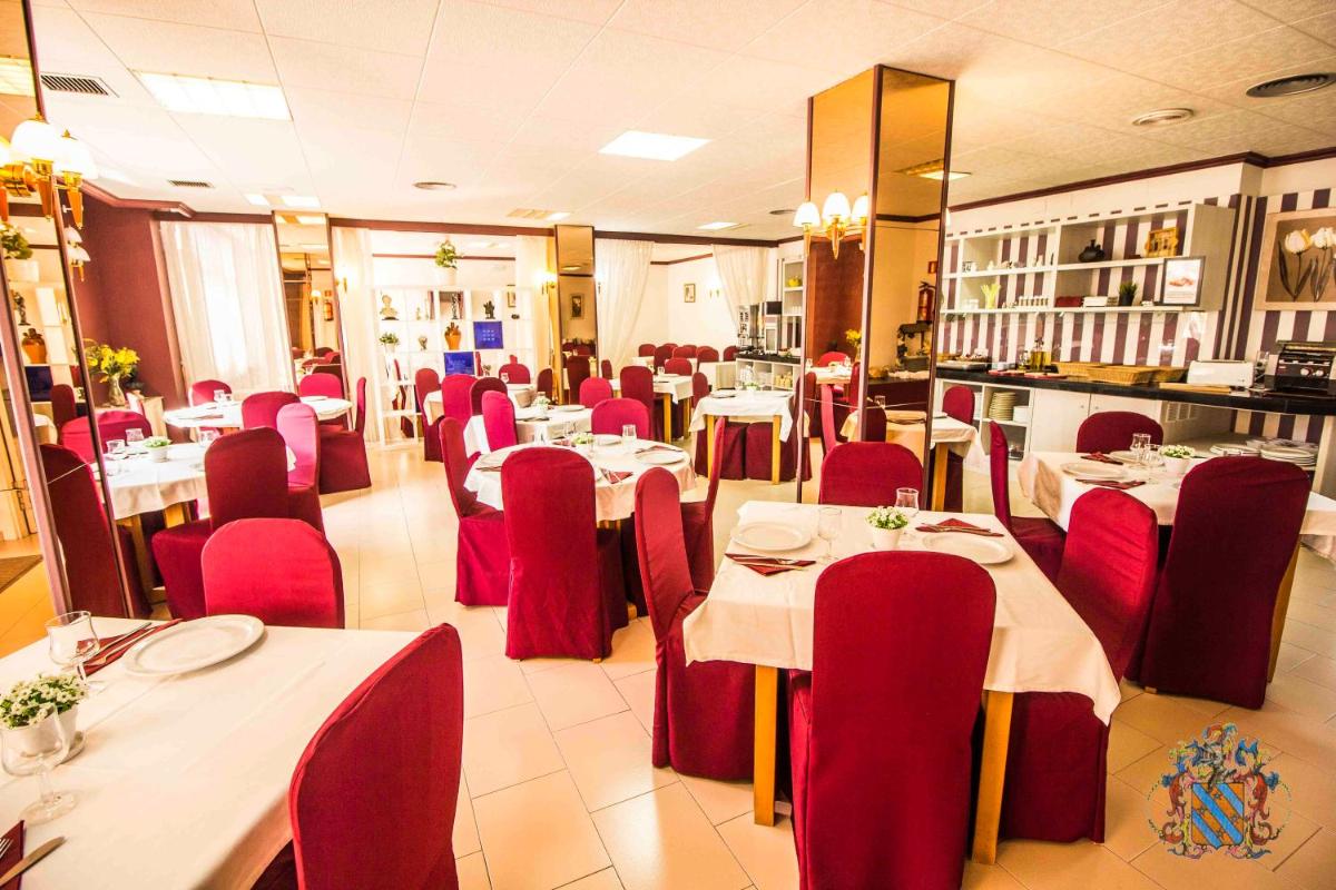 Un restaurante o sitio para comer en Hotel Victoria Spa & Splay Center