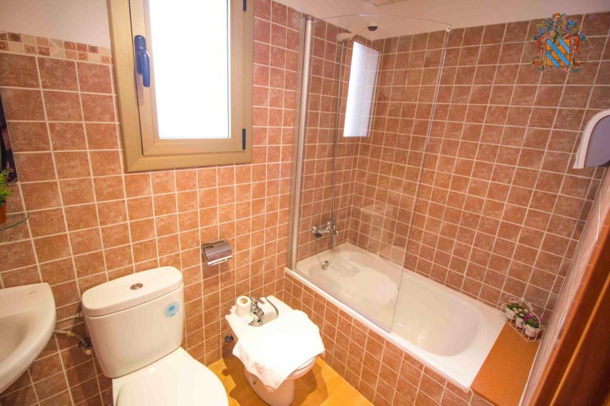Un baño de Hotel Victoria Spa & Splay Center