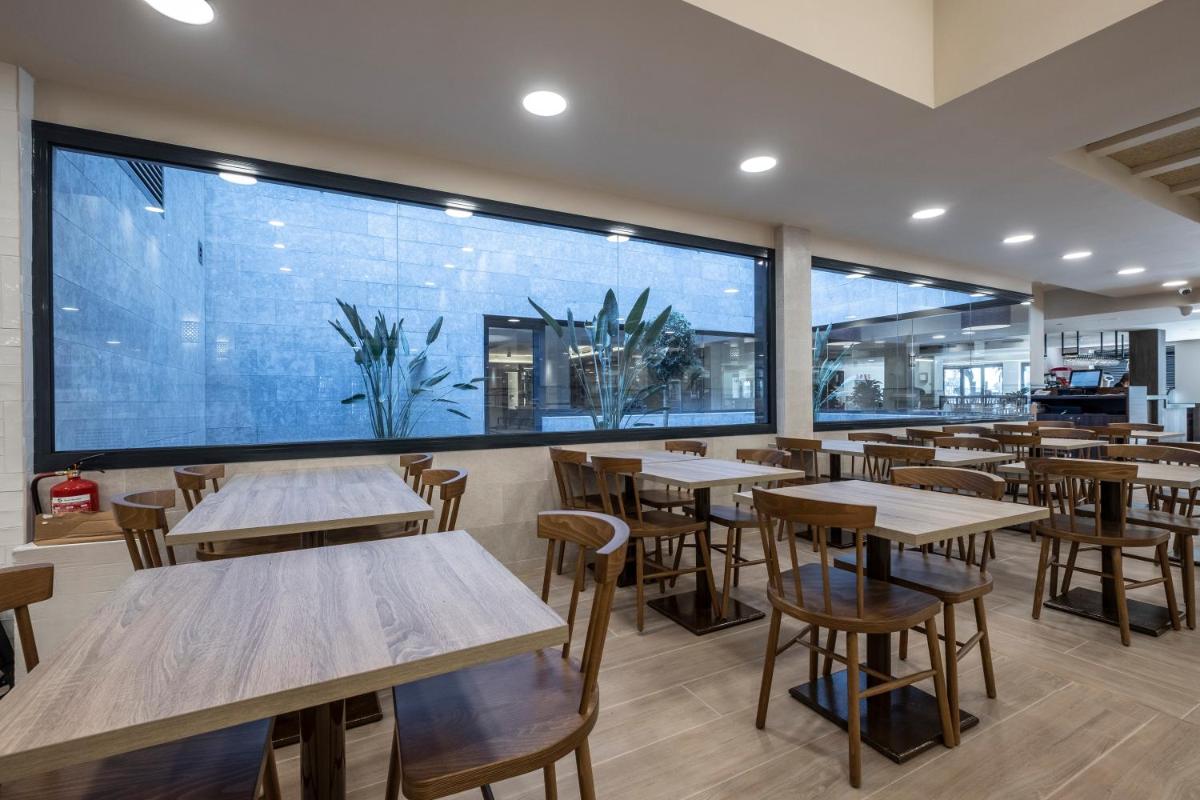 Un restaurante o sitio para comer en Rosamar Es Blau 4*s - Adults Only