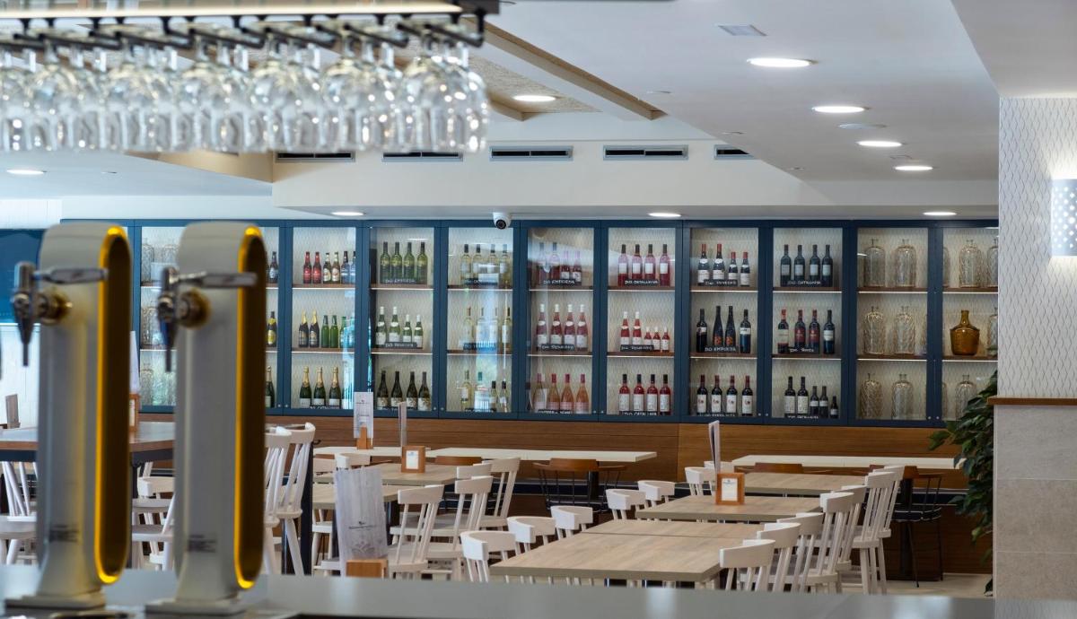 Un restaurante o sitio para comer en Rosamar Es Blau 4*s - Adults Only