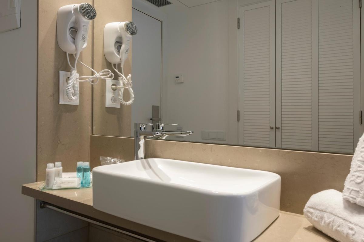 Un baño de Rosamar Es Blau 4*s - Adults Only