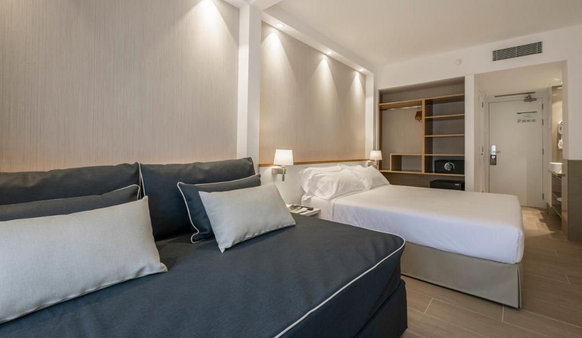 Cama o camas de una habitación en Rosamar Es Blau 4*s - Adults Only