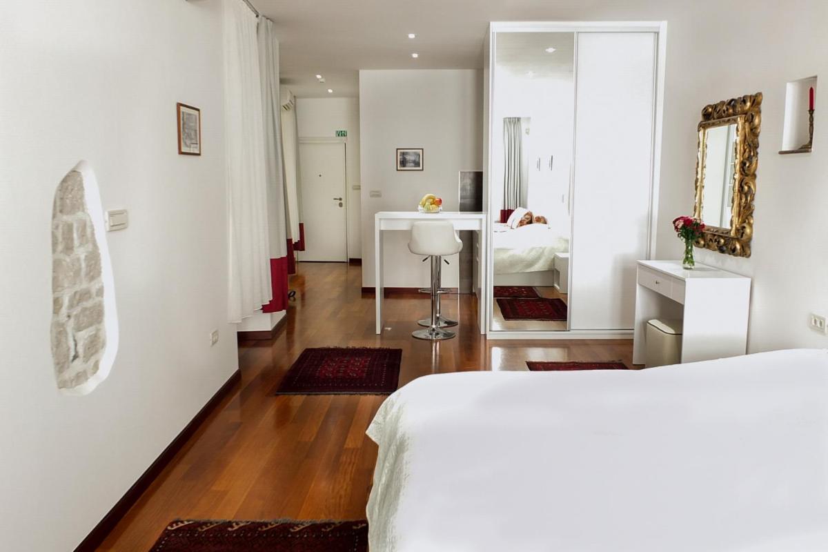 Old Square Studio Apartment - Housity