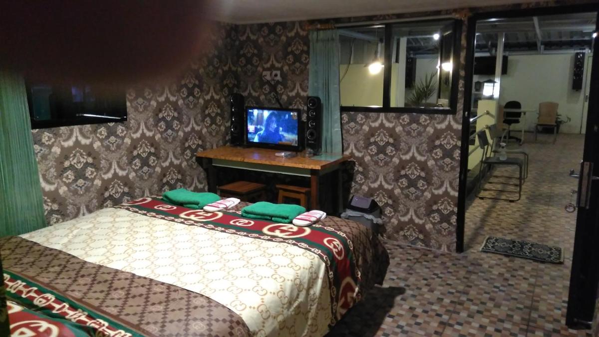 Guest House Salon Fora Gegerkalong Setiabudhi Bandung - Housity