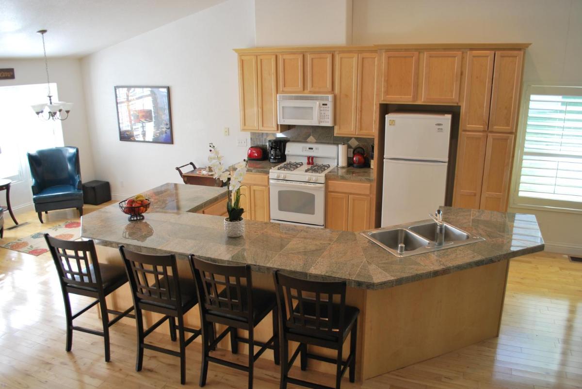 Big Tom's Cabin by Yosemite, lake and trails - Housity