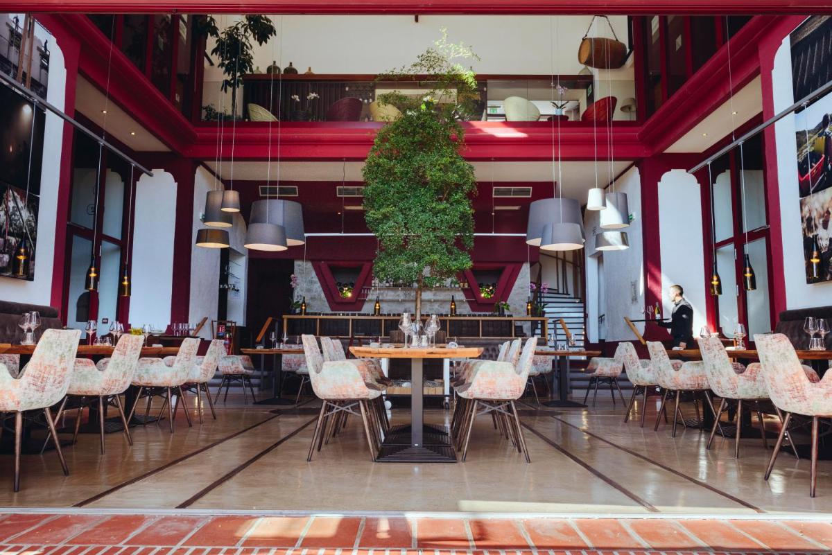 Restaurant ou autre lieu de restauration dans l'établissement Domaine Riberach - Hotel 4 - Restaurant gastronomique - Spa - Piscine - Vignoble