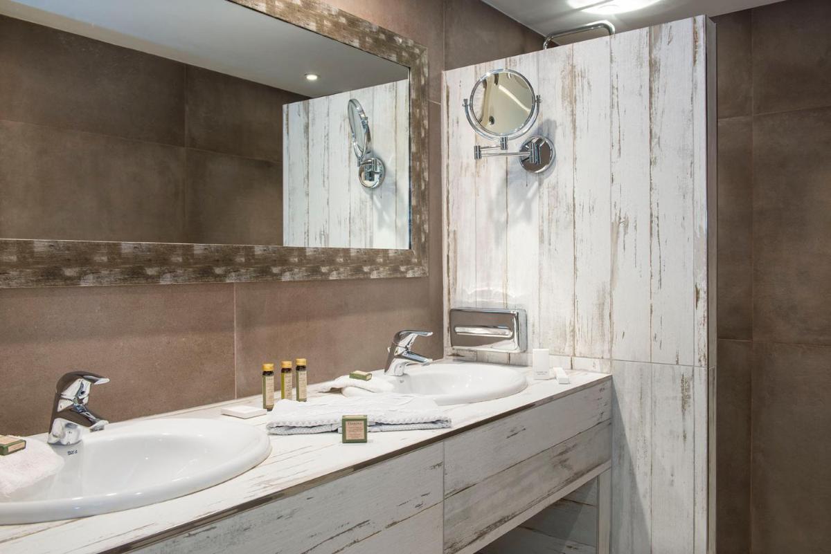 Salle de bains dans l'établissement La Bastide De Tourtour Hotel & Spa