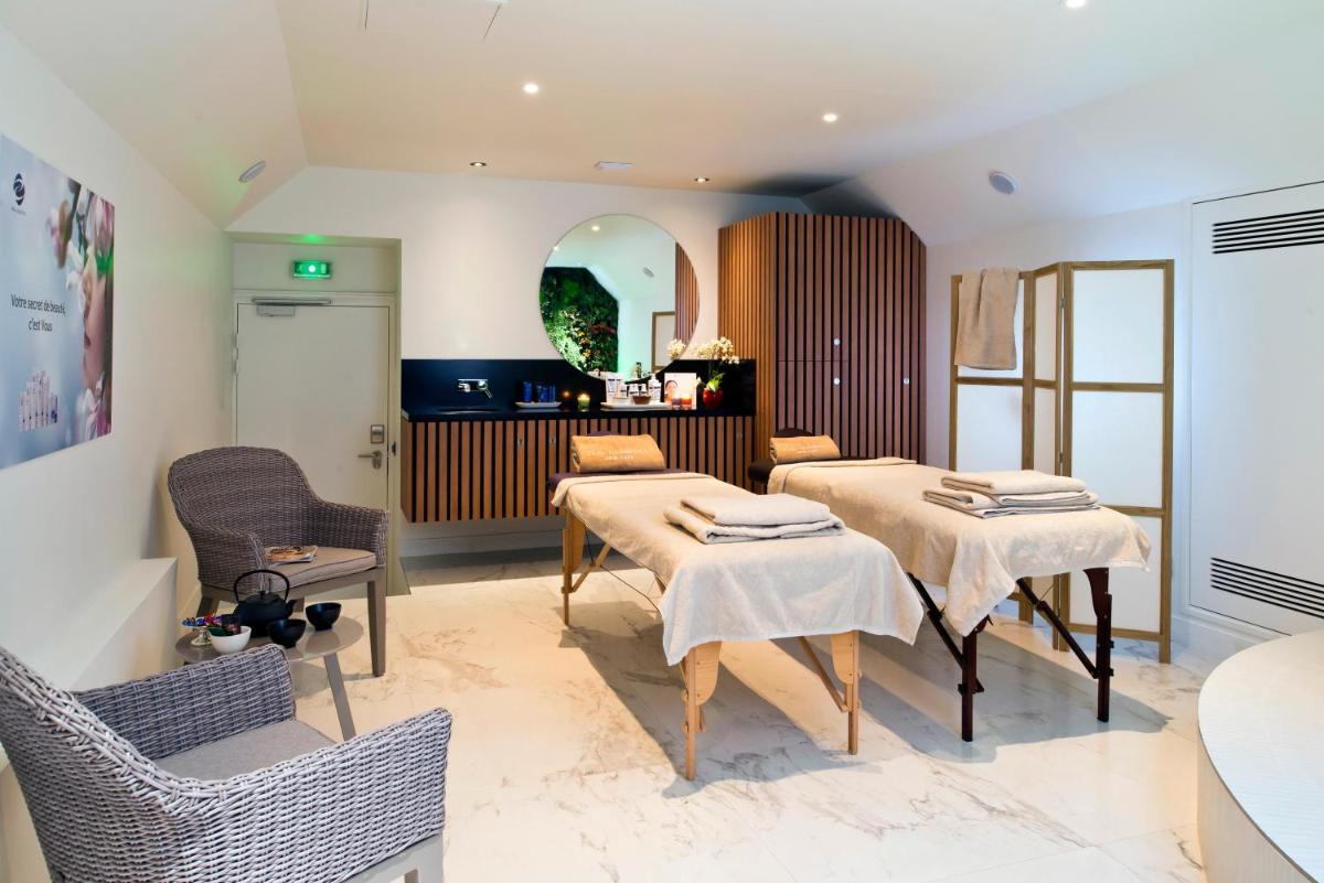 Coin salon dans l'établissement Hôtel Saint-Pétersbourg Opéra & Spa