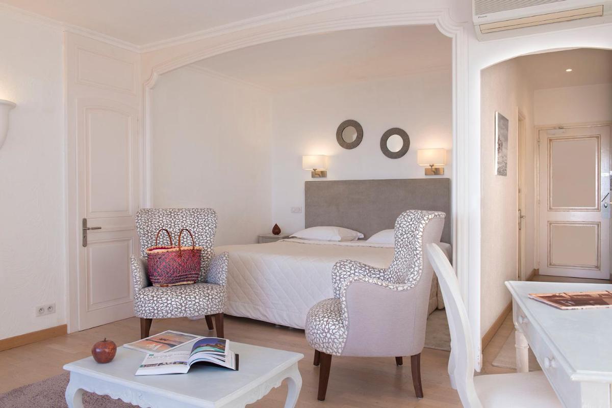 Coin salon dans l'établissement La Bastide De Tourtour Hotel & Spa