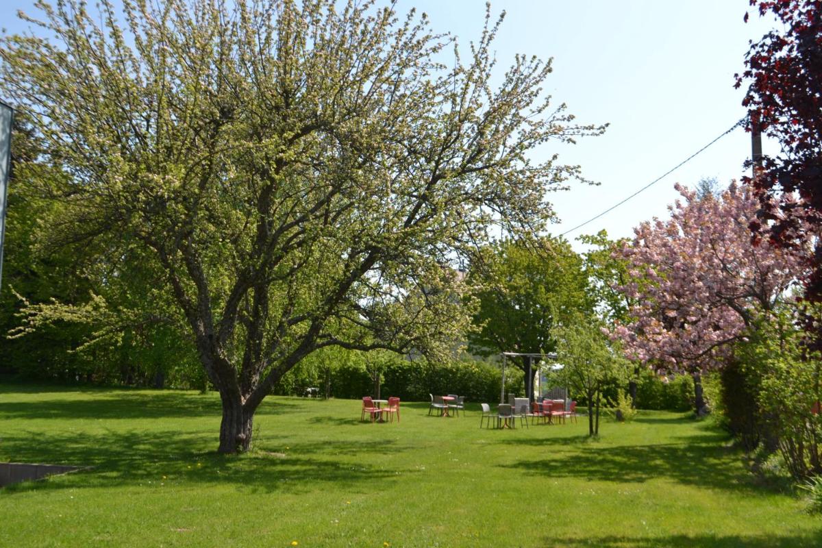 Jardin de l'établissement Logis Hôtel Restaurant & Spa La Rochette