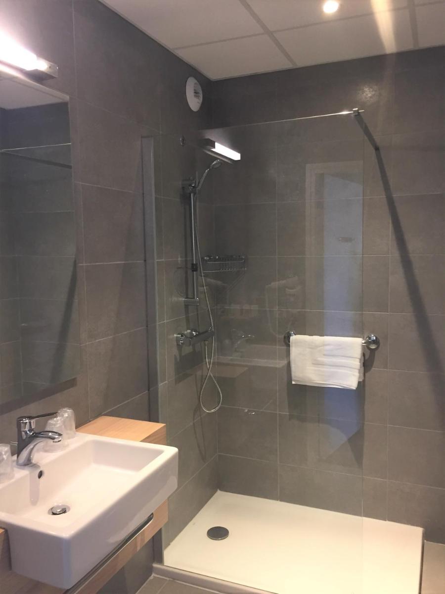 Salle de bains dans l'établissement Le Felicien