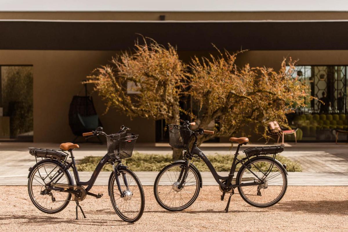 Vélo sur le terrain de l'établissement Hôtel & Spa Version Maquis Citadelle ou dans les environs
