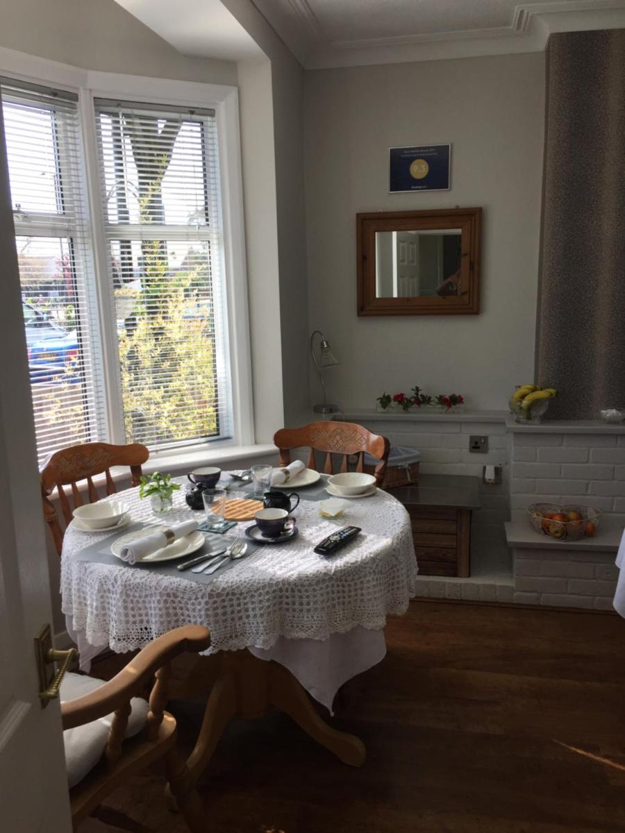 Southend Airport Bed & Breakfast - Housity