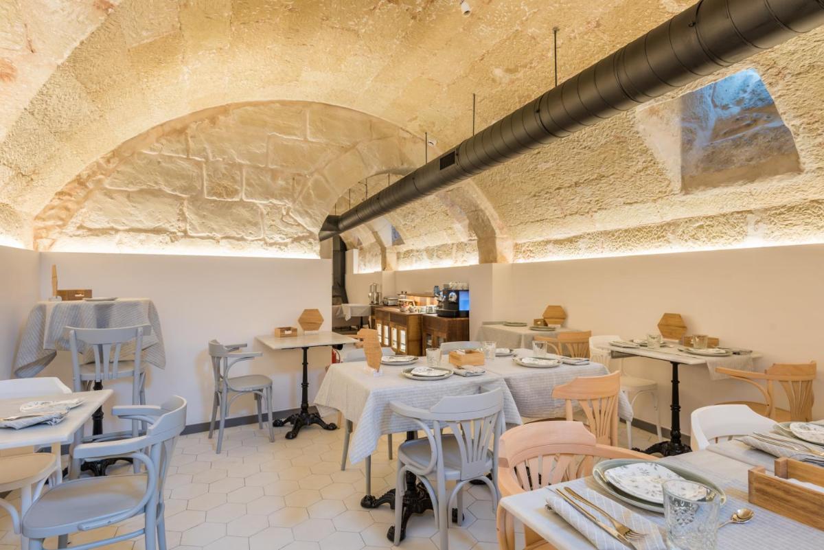 Un restaurante o sitio para comer en Boutique Hotel Sant Roc & Spa