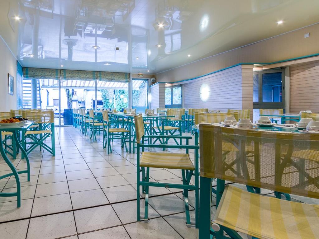 Restaurant ou autre lieu de restauration dans l'établissement Logis Hôtel Regina