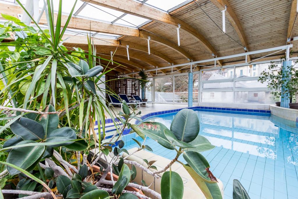 Piscine de l'établissement Logis Hôtel Regina ou située à proximité
