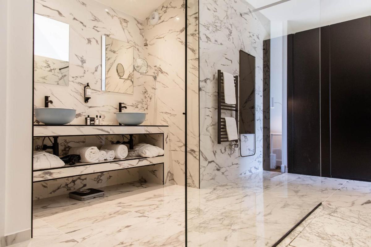 Salle de bains dans l'établissement Hôtel Version Maquis Santa Manza