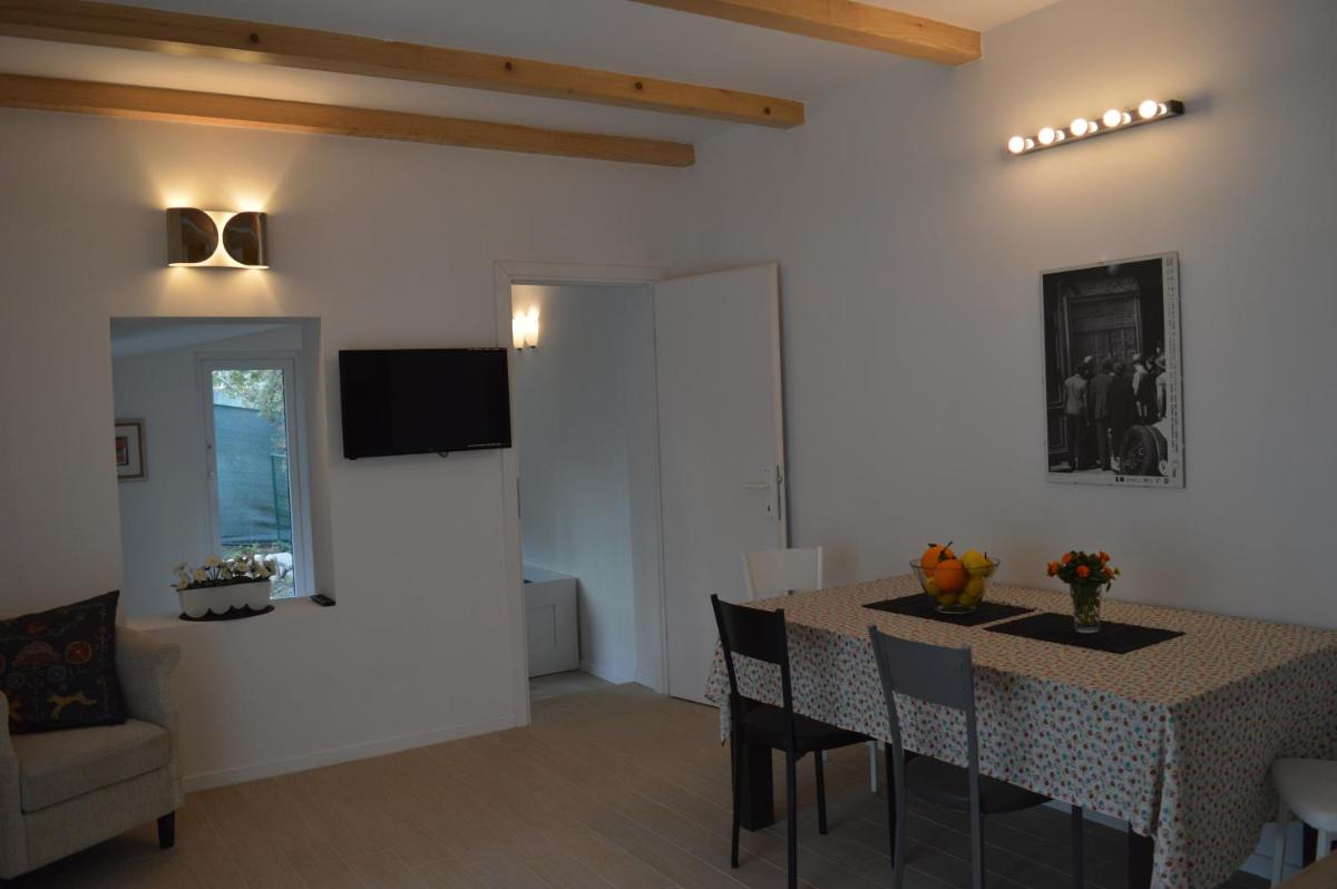 Kućica [kȕtɕitsa] - small house with free parking - Housity