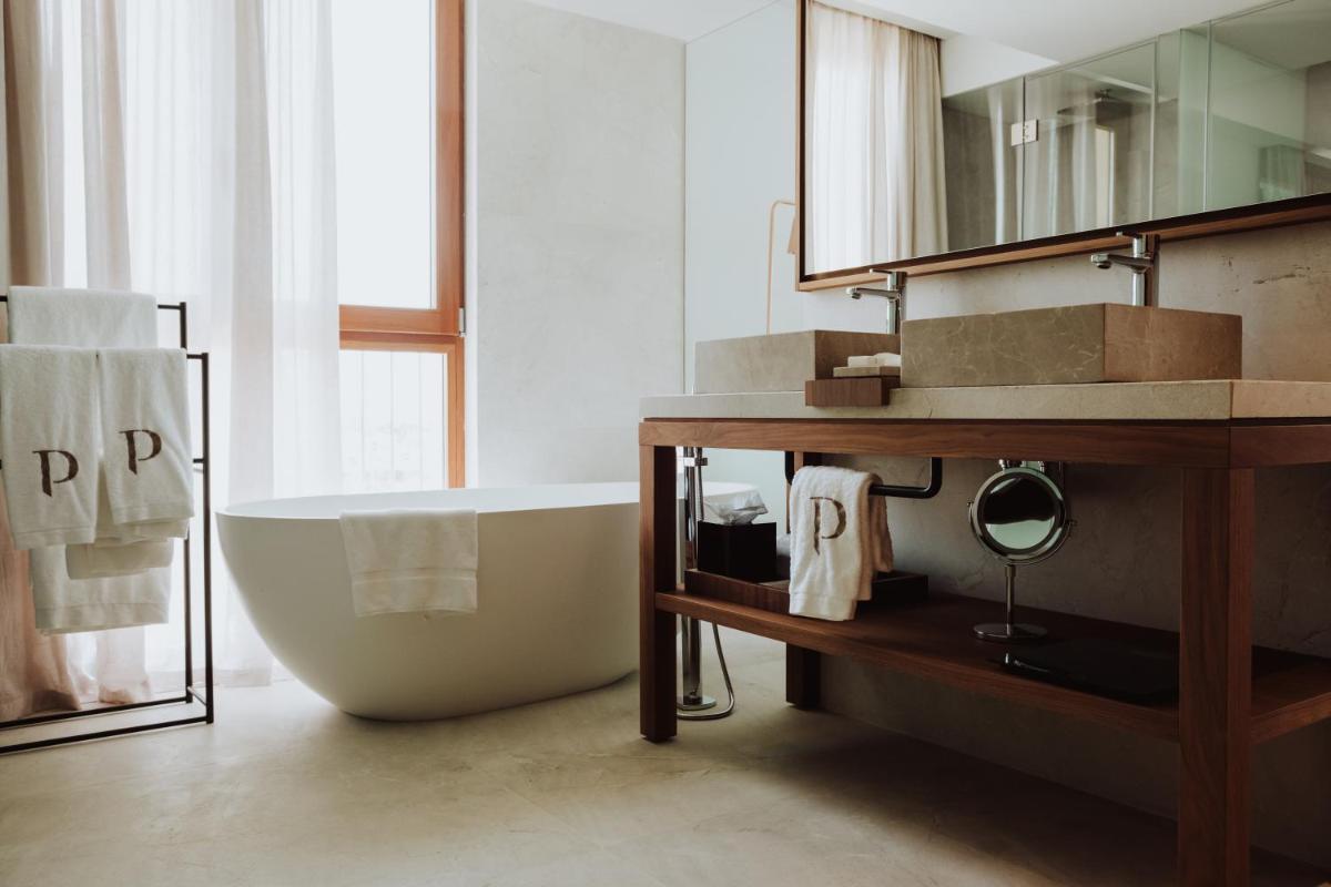 un baño con bañera y lavabo en Es Princep - The Leading Hotels of the World, en Palma de Mallorca