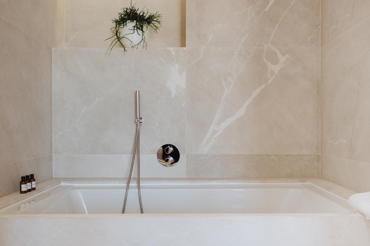 Un baño de Es Princep - The Leading Hotels of the World