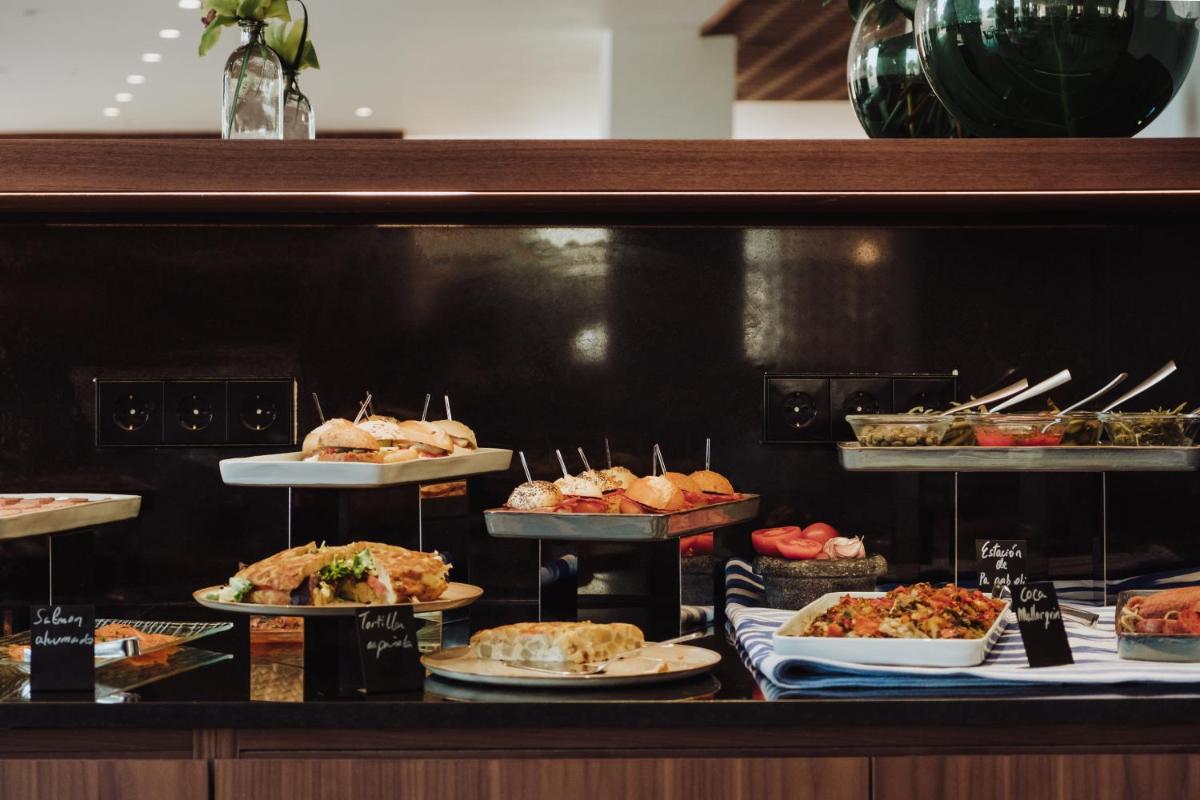 Comida en o cerca de este hotel