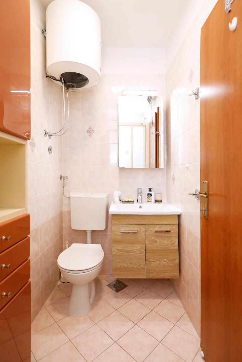 Apartment B&J Very Near Center of Town (Riva) - Housity