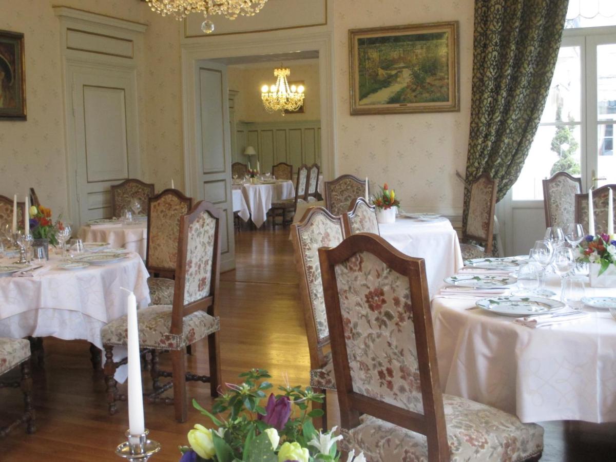 Coin salon dans l'établissement Château des Monthairons Hôtel Restaurant GastroMaison Spa privatif