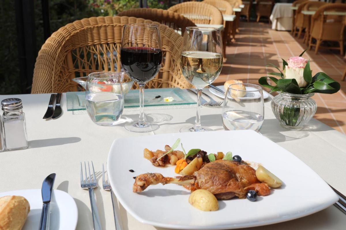 Comida en o cerca de este hotel