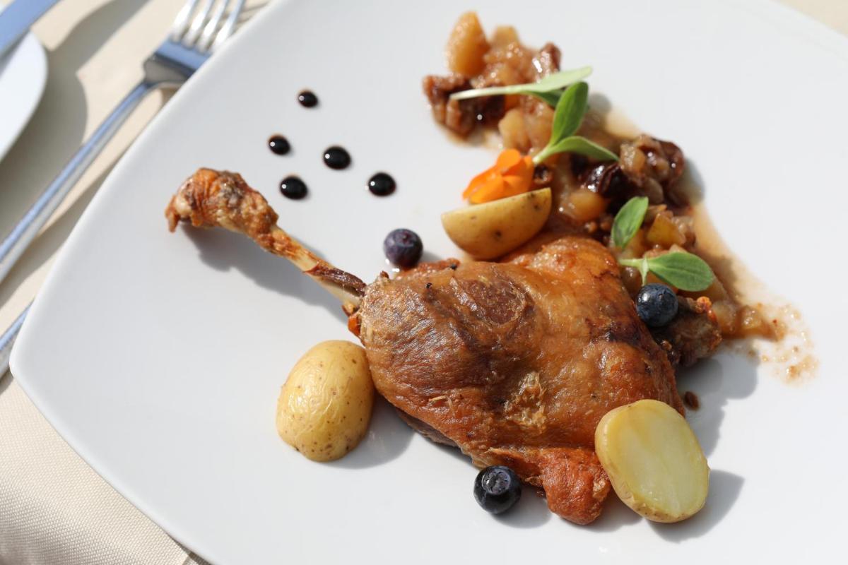 Comida en o cerca de este hotel