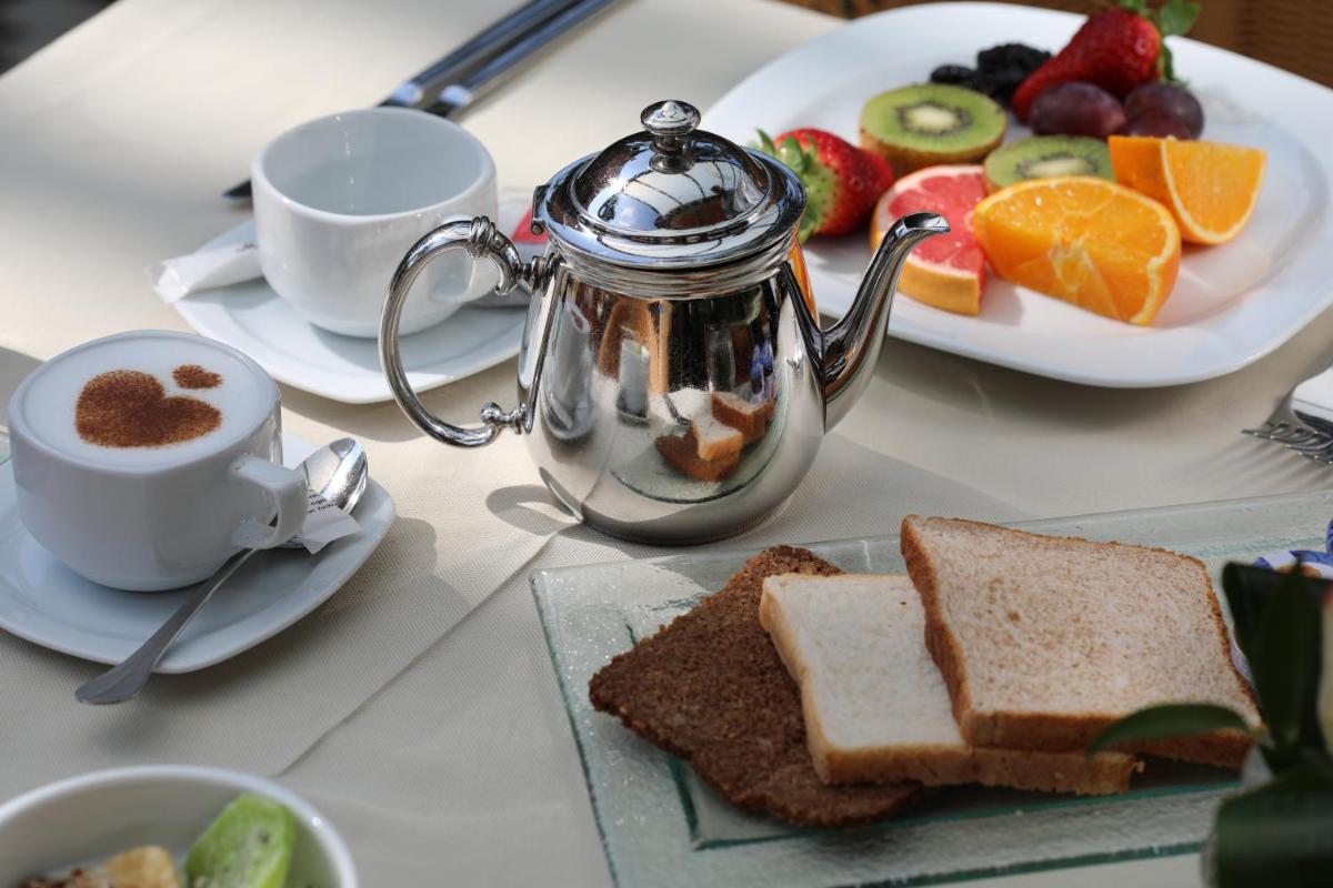 Comida en o cerca de este hotel