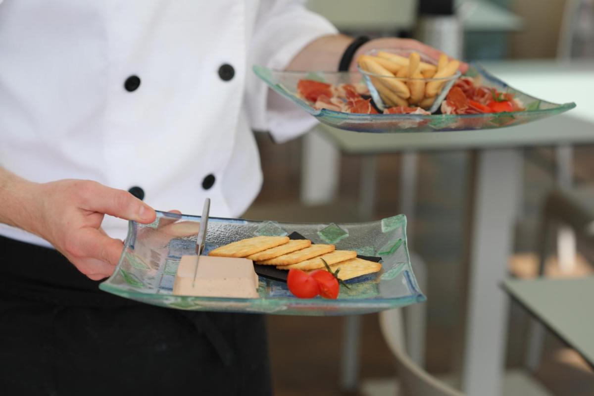 Comida en o cerca de este hotel