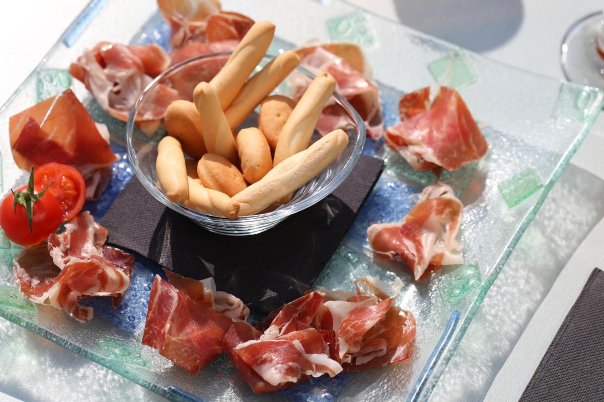 Comida en o cerca de este hotel