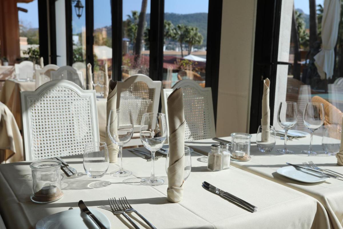 Un restaurante o sitio para comer en Mon Port Hotel & Spa