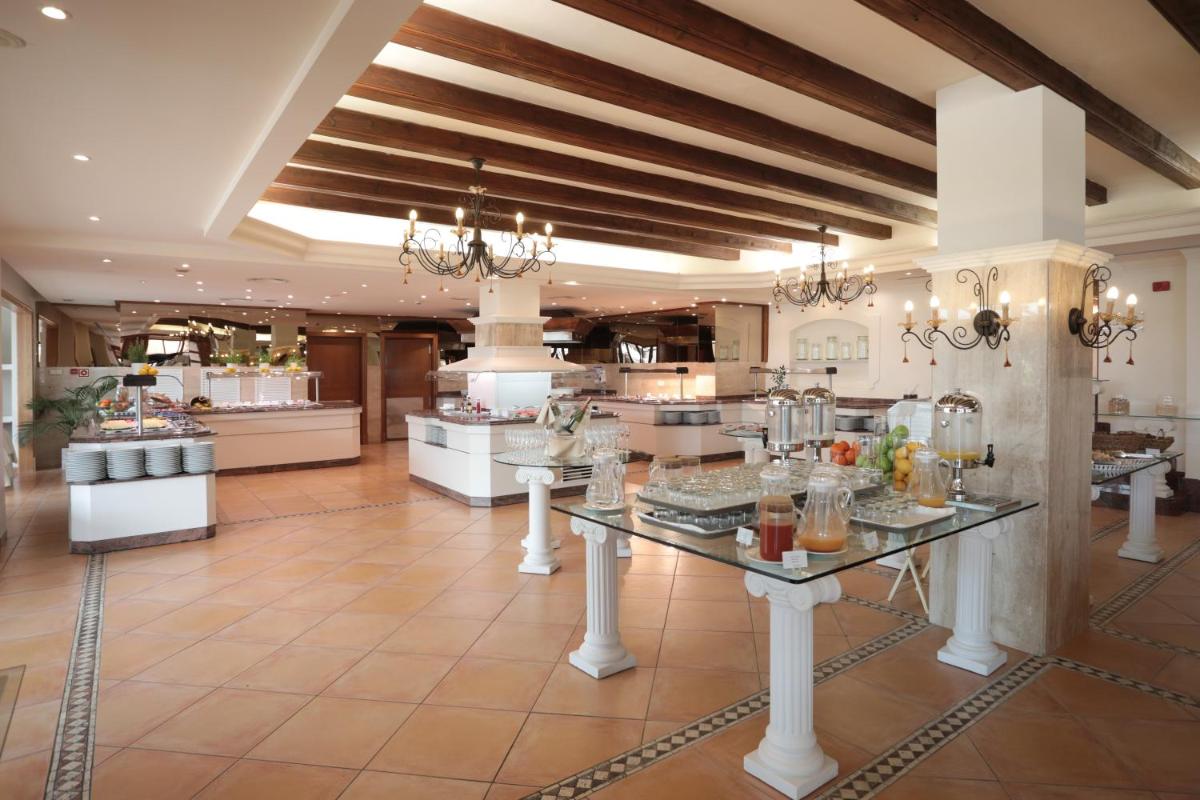 Comida en o cerca de este hotel