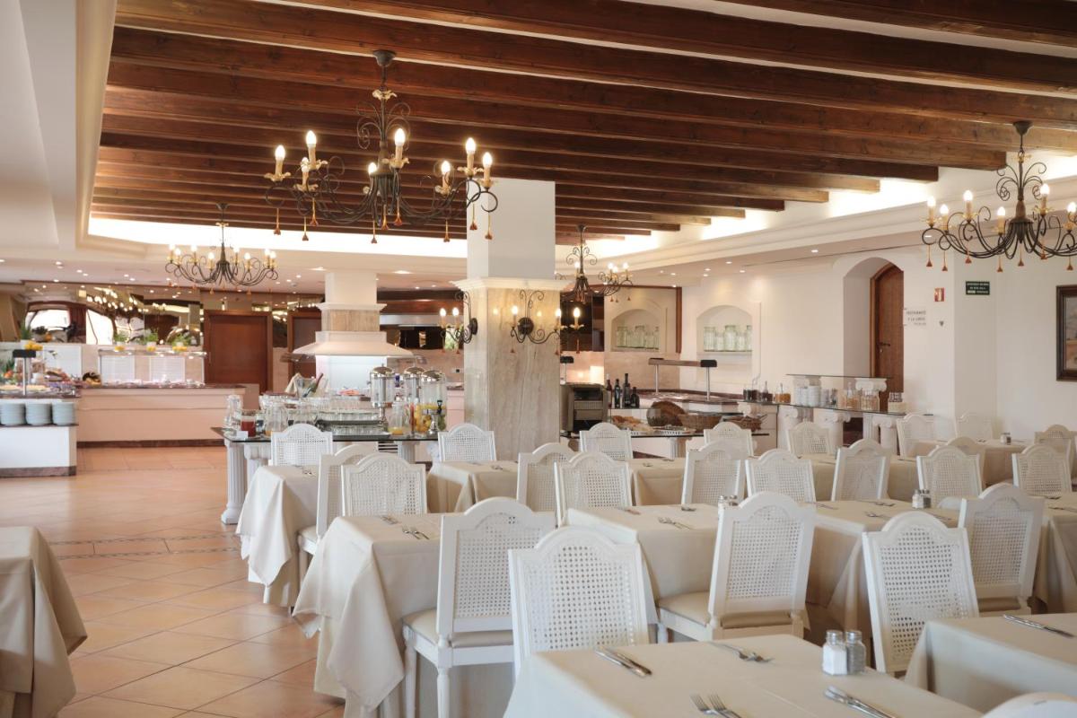 Un restaurante o sitio para comer en Mon Port Hotel & Spa