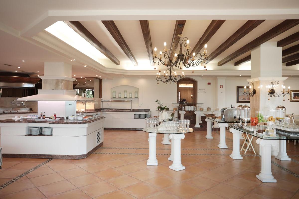 Un restaurante o sitio para comer en Mon Port Hotel & Spa