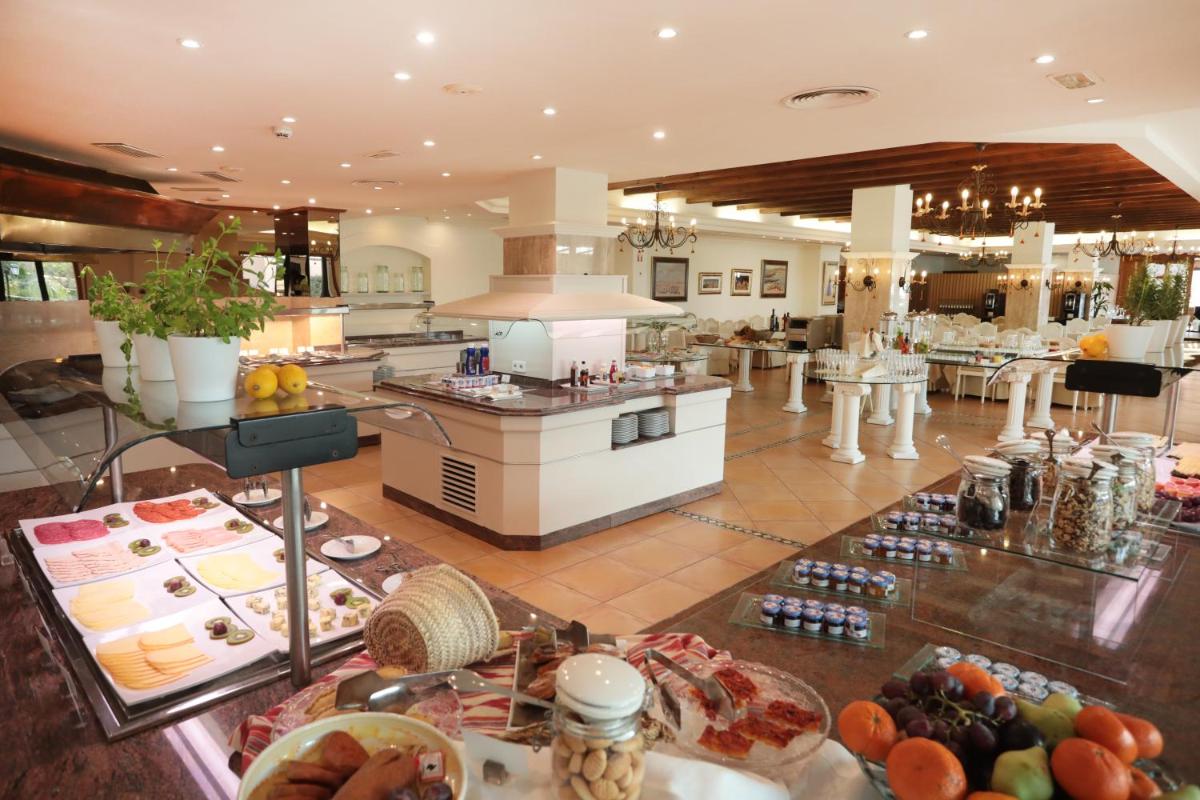 Comida en o cerca de este hotel
