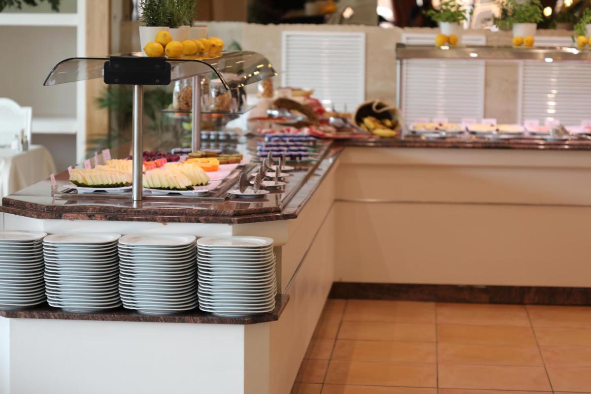 Comida en o cerca de este hotel