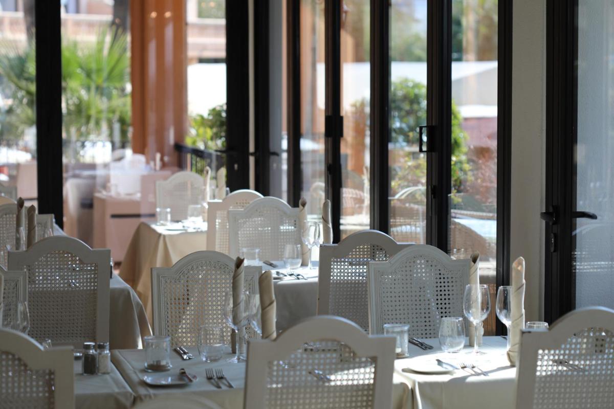Un restaurante o sitio para comer en Mon Port Hotel & Spa